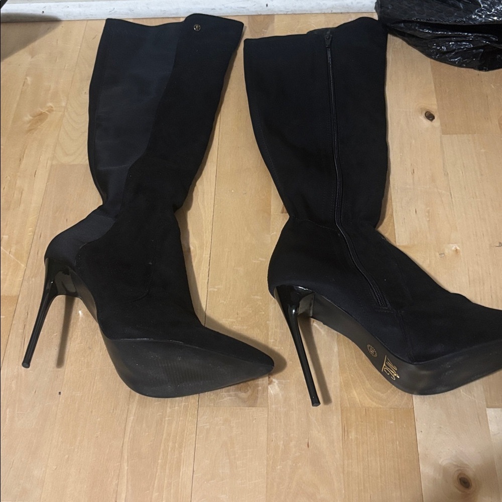 Elegant Black Knee-High Stiletto Boots